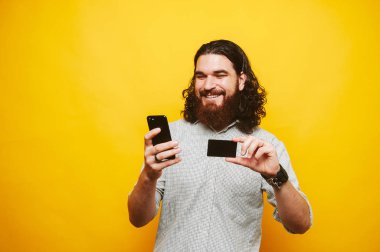 Online alışveriş mutlu sakallı adam portresi