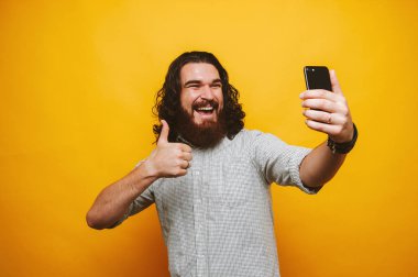 Selfie alarak uzun saçlı sakallı mna fotoğrafı