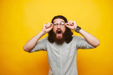 Hayret sakallı adam fotoğrafı