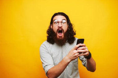 Gözlüklü tişörtlü hayran sakallı hioster adam fotoğrafı