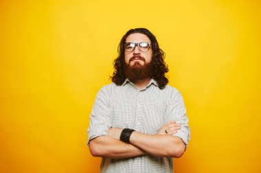 Ciddi fotoğraf eller geçiş ile adam sakallı