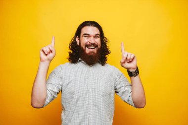 Ayağa kalkmaya gömlek gösteren sakallı hippi adam