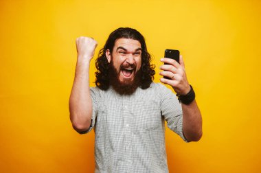 Fotoğraf mutlu hipster ma gömlekli ve duygularını ifade
