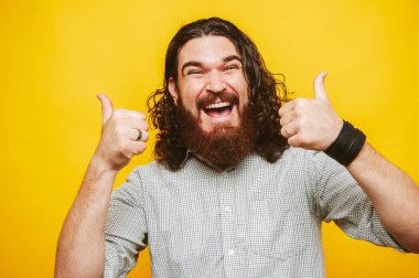 Mutlu hippi fotoğrafını expres adam duygularını harekete