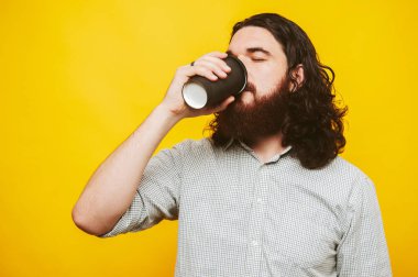 Sakallı adam sabah kahve içme fotoğrafı