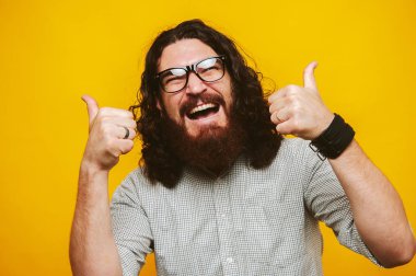 Mutlu bir adam fotoğrafı kim el ve yüz ile jest sakallı