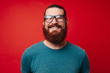 Mutlu sakallı hippi adam fotoğrafı