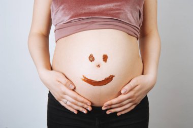 Genç kadın onun göbek karın dokunmadan hamile