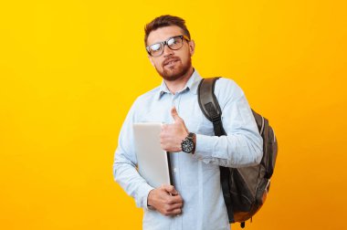 Neşeli ve memnun genç adam onun laptop hakkında 