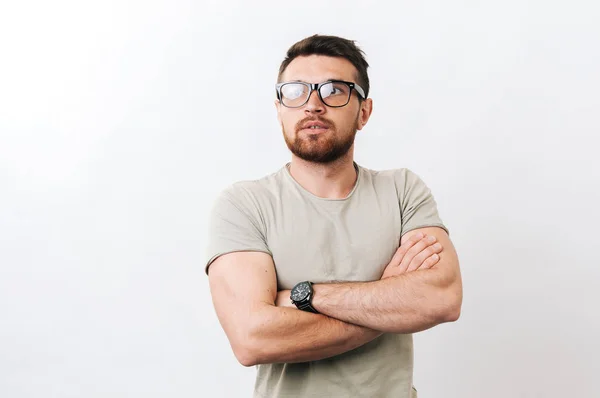 Mann Mittleren Alters Schaut Mit Verschränkten Händen Auseinander — Stockfoto