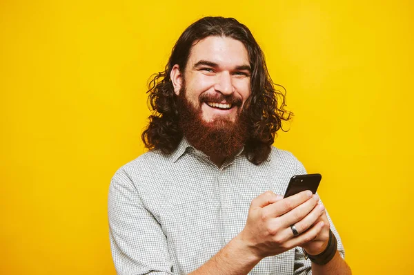 Happy Hipster Man Bearded Using Phone — Stock Photo, Image