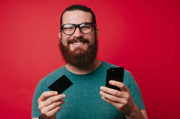 Homem Barbudo Feliz Segurando Smartphone Cartão Crédito Mãos — Fotografia de Stock