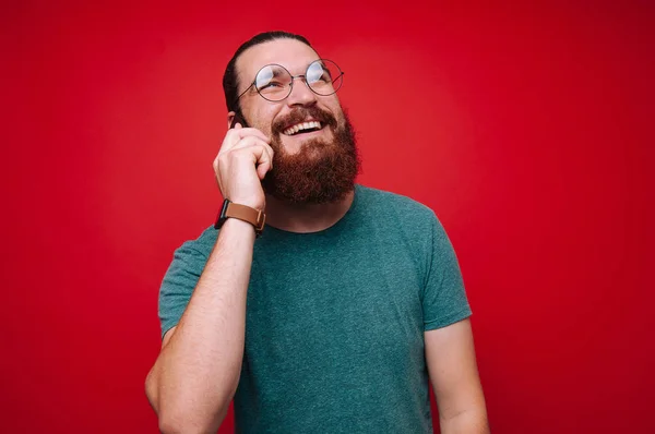 Fröhlicher Bärtiger Mann Telefoniert — Stockfoto