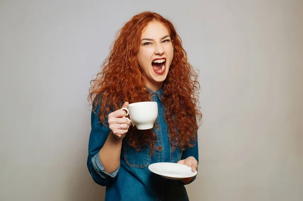 Энергичная Девушка Рыжими Вьющимися Волосами Держит Чашку Кофе Чаем — стоковое фото