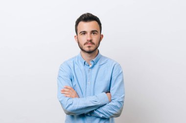 Cidden çapraz elle mavi tişörtlü adam fotoğrafı