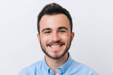 Beyaz arka plan üzerinde genç adam bir güler yüz