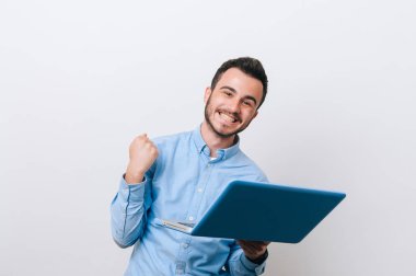 Mutlu genç Internet Piyango kazanan adam