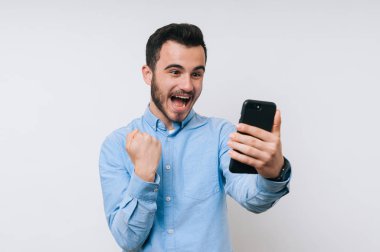 Mutlu genç adam kazanan online piyango olduğunu.