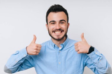 Bu el hareketi neşeli genç adam portresi iyidir