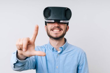 Mutlu bir Vr gözlükle adam ve jest el ile