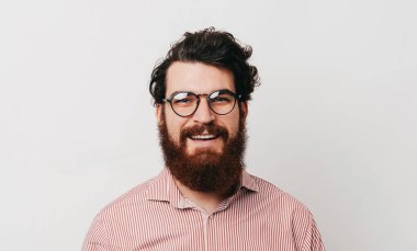 Neşeli hipster portresi glasess giyen adam sakallı 