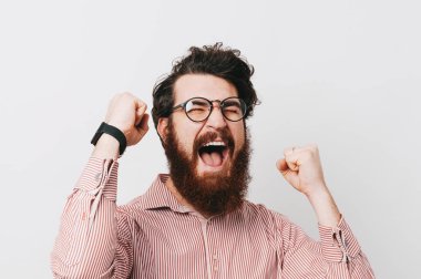 Sakallı hippi günün kazanıyor 