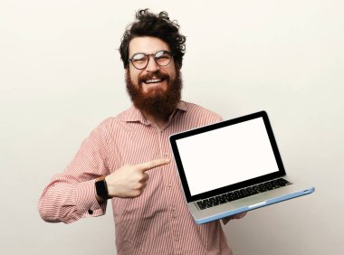 Mutlu gülümseyerek sakallı adam ponting, laptop beyaz ekran