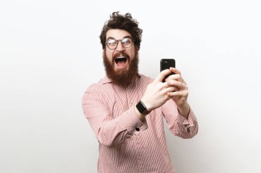 Sürpriz earded adam gözlük ve culry-saç, beyaz arka plan üzerinde görüntü