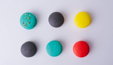 Beyaz arka plan üzerinde izole renkli Fransızca macaroons. Üstten görünüm