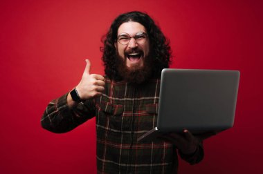 Gözlük ve iyi bir nokta jest yapma forması giyen adam srceaming, kazanan sakallı