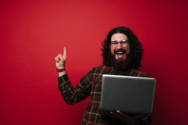 uzağa işaret ve dizüstü holding neşeli sakallı adam