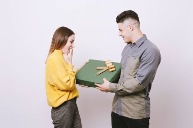 Neşeli çift, onun kız arkadaşı bir büyük hediye kutusu veren erkek