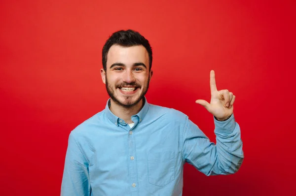 Foto Homem Feliz Que Está Apontando Para Link Tela — Fotografia de Stock