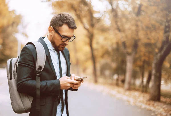 Photo Business Man Waiting His Partner Using Smartphone — Stock Photo, Image