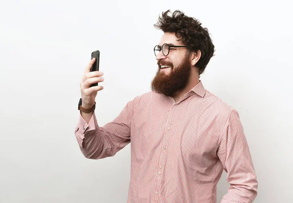 Portrait Homme Barbu Souriant Prenant Selfie Sur Fond Blanc — Photo