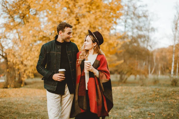 Jovem Casal Alegre Andando Parque Outono Com Cuos Café — Fotografia de Stock