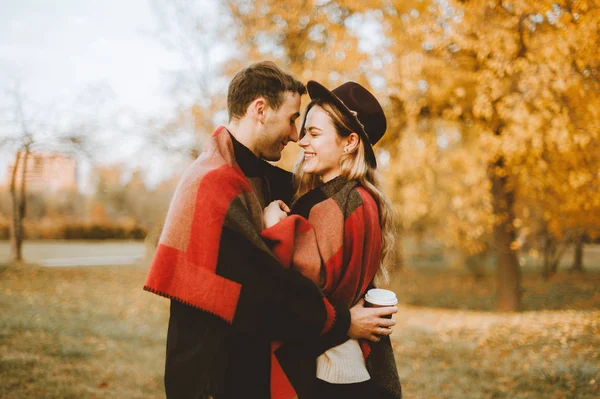 Beau Couple Souriant Étreignant Dans Parc Automne Sur Fond Flou — Photo