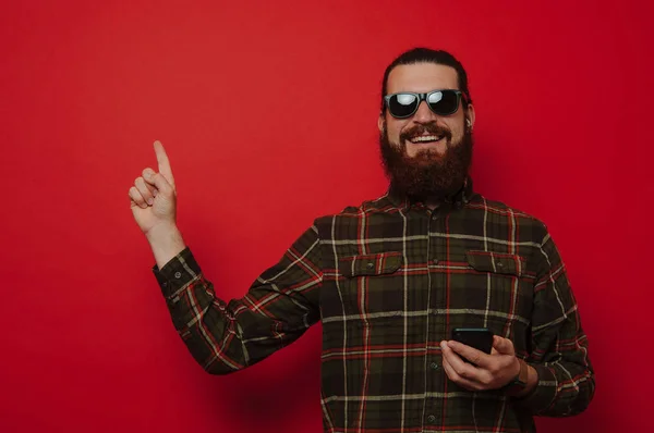 Szczęśliwy Hipster Brodaty Mężczyzna Koszuli Okulary Przeciwsłoneczne Trzymając Telefon Komórkowy — Zdjęcie stockowe
