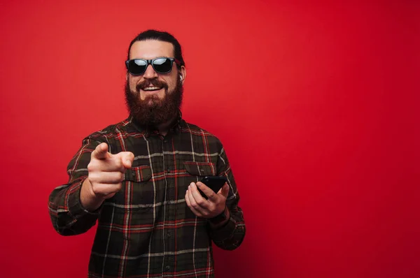 Feliz Hipster Barbudo Sonriente Usando Teléfono Gesturiing Mirando Cámara —  Fotos de Stock