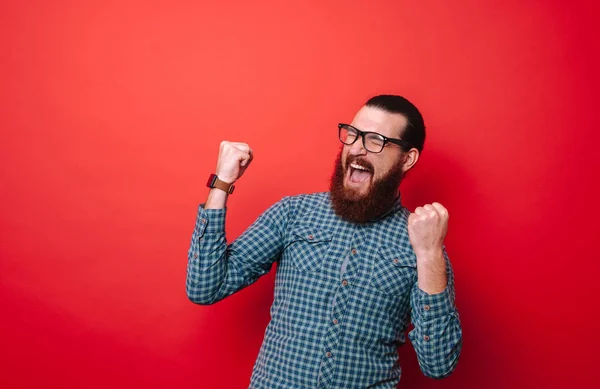 Foto Eines Bärtigen Mannes Mit Brille Schreiend Und Mit Erhobenen — Stockfoto