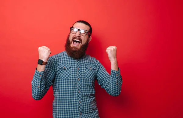 Foto Hombre Barbudo Gritando Con Los Puños Alto Celebrando Triunfo —  Fotos de Stock