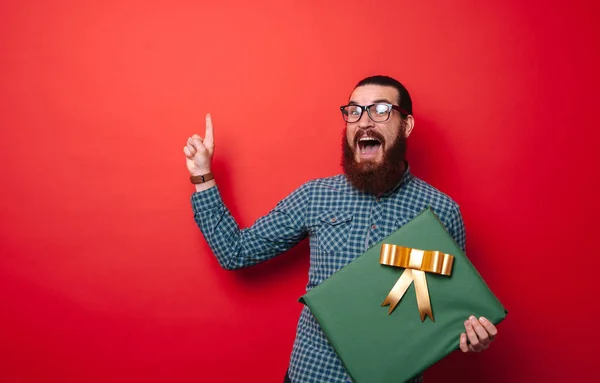 Veselý Vousatý Muž Drží Jeho Podstata Box Poiting Kopii Space — Stock fotografie