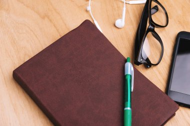 Yaratıcı düz fotoğraf çalışma masası ile hareket eden, gözlük yatıyordu ve defter kopyalama alanı arka plan, en az ile tarz