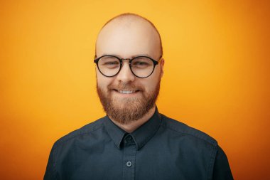 Spctacles, Sarı zemin üzerine gömlekli sakallı adam portresi yakışıklı beared adam 