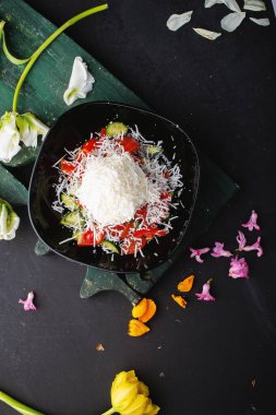 Üstten Görünüm, taze sebze salata domates, peynir salatalık, yetkin, karanlık plaka üzerinde