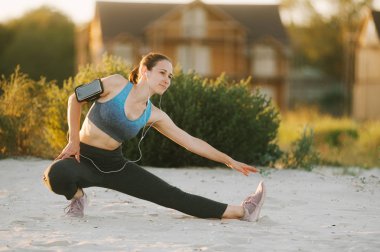 Genç güzel sporcumuz plajda egzersizleri yapıyor 