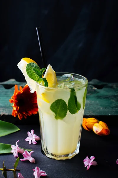 Літні Свіжі Безалкогольні Напої Свіжий Лимонад Ятою Темному Столі Барвистими — стокове фото