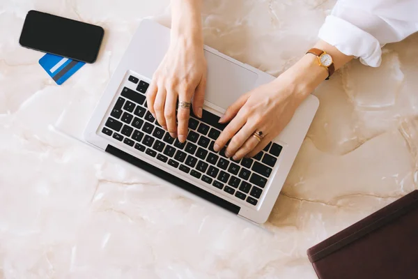 Stilig Ung Kvinna Att Skriva Laptop Tangentbord Arbetsplats Koncept Ovanifrån — Stockfoto