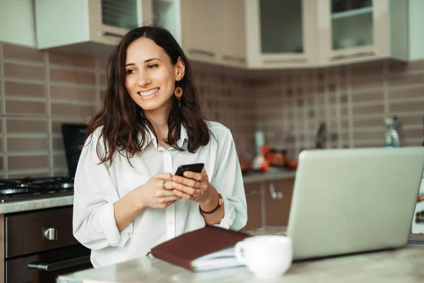 Ικανοποιημένοι Νεαρό Θηλυκό Freelancer Λειτουργεί Αποστάσεως Κάθεται Ενάντια Εσωτερικό Κουζινών — Φωτογραφία Αρχείου