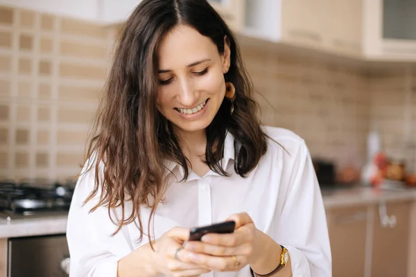 Mulher Bonita Usando Seu Smartphone Mensagens Texto Traindo Sua Cozinha — Fotografia de Stock